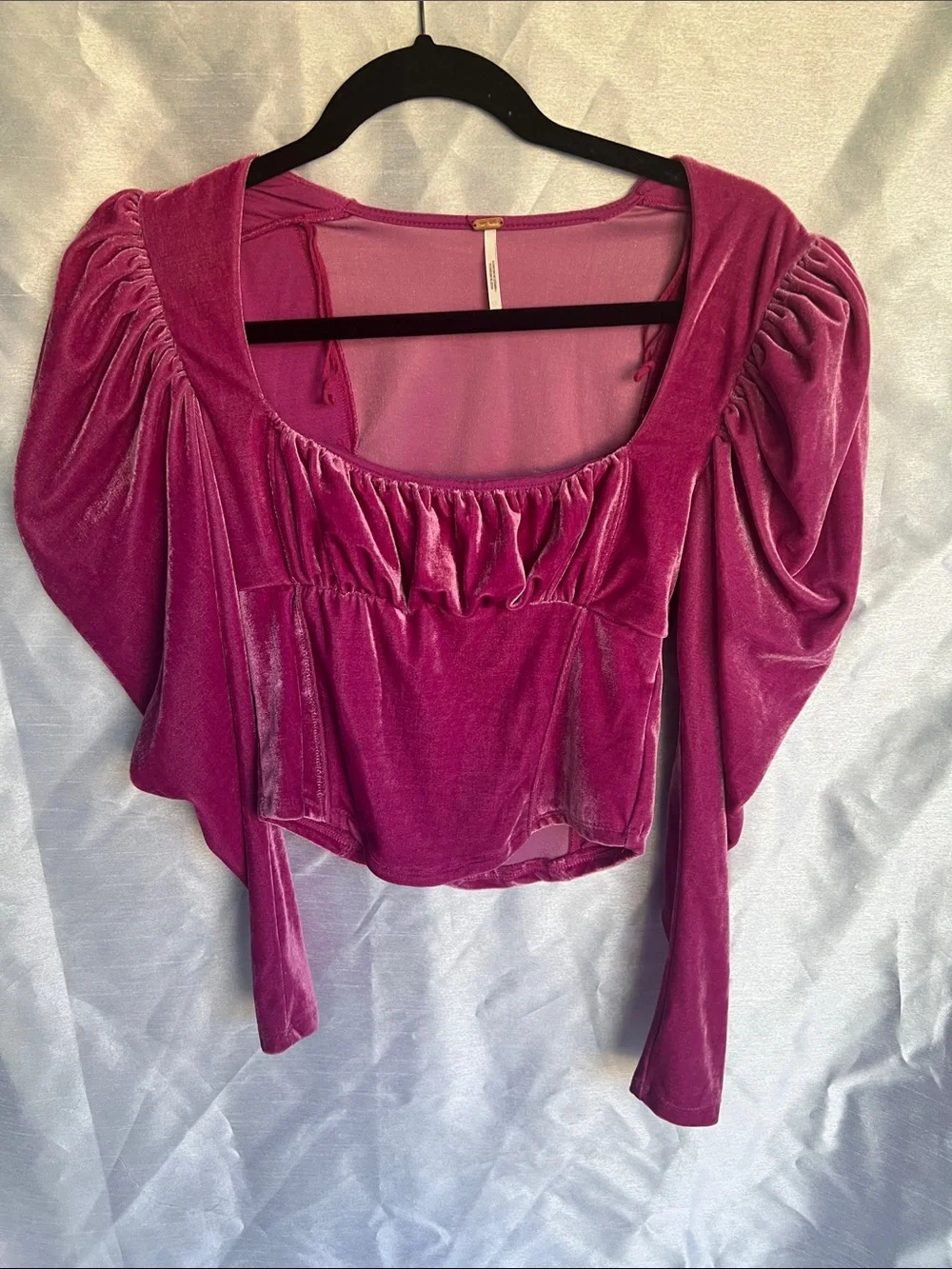 Free People Velvet Puff-Sleeve Crop Top in Fuchsia S/P
